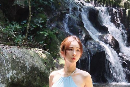 Người đẹp 2 triệu fans khoe ảnh tắm suối với da 'phát sáng'