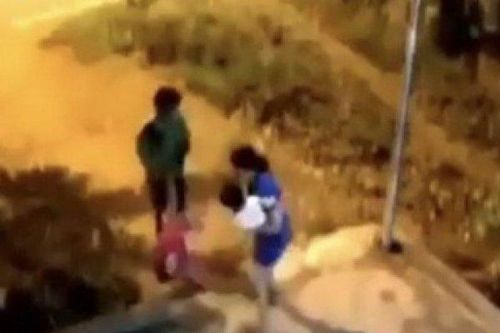 Tin tức 24h qua: Ném con gái ra đường đến rạn xương vì... giận vợ
