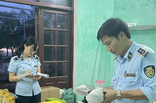 Cục QLTT Quảng Bình: Liên tiếp thu giữ 'rượu ngoại', hàng hiệu không rõ nguồn gốc