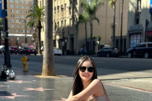 Tiểu thư RMIT Đà Nẵng diện áo lộ eo trong chuyến du lịch Mỹ