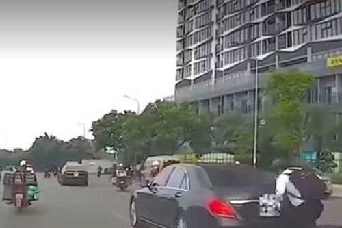 Clip: Tránh tông cô gái chạy xe máy, xe Mercedes liền gặp họa