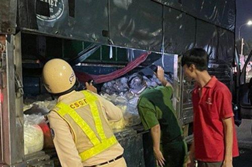 Kiểm tra phương tiện ở chợ đầu mối Thủ Đức, cảnh sát phát hiện 3 người dương tính với ma túy