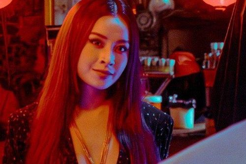 Chi Pu táo bạo tái xuất điện ảnh, diện váy xẻ ngực sâu hút