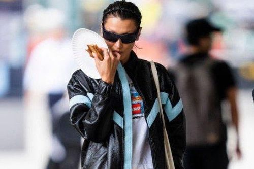 Từ sàn diễn đến đường phố, hãy thử những bộ trang phục phong cách giấu quần