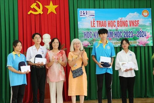 64 học sinh, sinh viên có hoàn cảnh khó khăn nhận học bổng VNSF