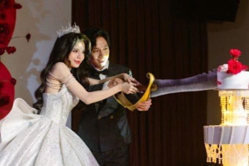 Đám cưới hot nhất làng Esports: Cô dâu streamer mặc váy trăm triệu, cắt bánh bằng kiếm