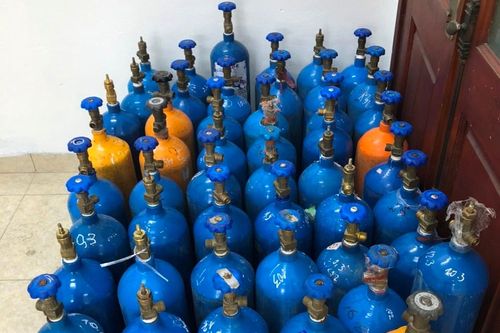 Chặn xe ô tô vận chuyển 49 bình 'khí cười'