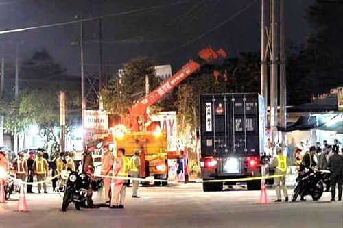 Bắt giữ lái xe đầu kéo tông thương vong hai bảo vệ dân phố
