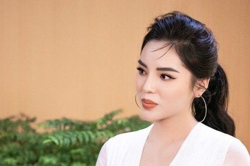 Kỳ Duyên gồng cơ mỗi ngày để chân thẳng như 'thước kẻ', body không mỡ thừa