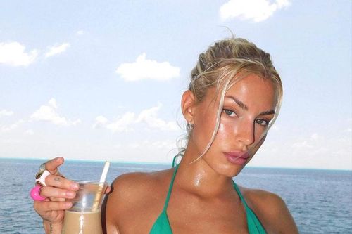 Bạn gái cựu sao Barca khoe body nóng bỏng với bikini bé xíu