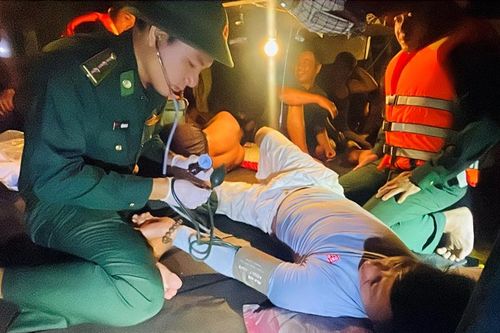 12 thuyền viên trên tàu cá bị nạn đã được đưa vào bờ an toàn