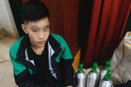 Kịp thời chặn giữ nam thanh niên trên đường đi giao bình 'khí cười' cho khách