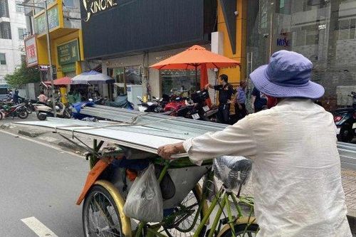 TP.HCM: Va chạm với xích lô chở thanh sắt dài gần 2m, người phụ nữ tử vong