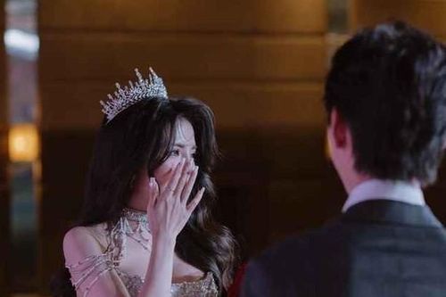 Gái xinh Mai Dora bật khóc, tiết lộ bất ngờ về chuyện hôn sự