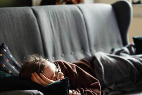 Con hơn 40 tuổi vẫn ăn bám, lười làm, người mẹ quyết kiện con ra tòa