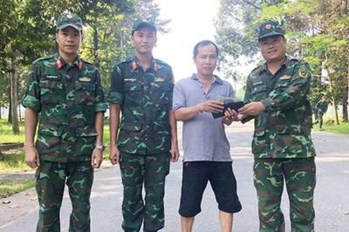 Hai quân nhân không tham của rơi