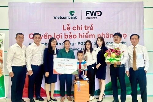 Vietcombank An Giang trả quyền lợi bảo hiểm hơn 750 triệu đồng cho khách hàng