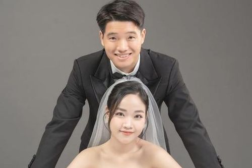 Thủ môn Phí Minh Long chuẩn bị kết hôn với cô giáo xinh đẹp