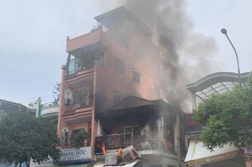 TP.HCM: Cháy dữ dội cửa hàng ở quận Tân Phú, nhiều người tháo chạy