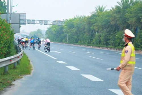 Triệt tiêu tình trạng xe đạp đi vào cao tốc: Cần sự bền bỉ, kiên trì