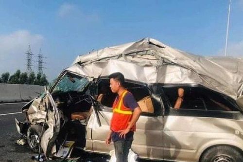 Ô tô 16 chỗ bẹp dúm sau tai nạn kinh hoàng trên cao tốc, 3 người nhập viện