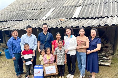 Chương trình 'Đông ấm vùng cao' sưởi ấm học sinh nghèo Nậm Cắn