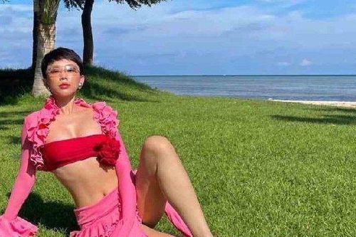 Nữ ca sĩ Việt diện áo 'trong suốt' đi ăn cưới, mặc đẹp mà nhìn ảnh 'muốn giận'