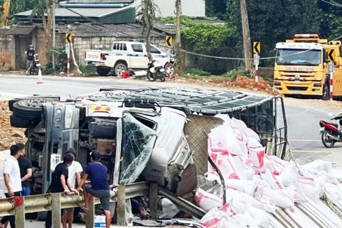 Tài xế tử vong do xe đầu kéo mất lái, tự lật trên Quốc lộ