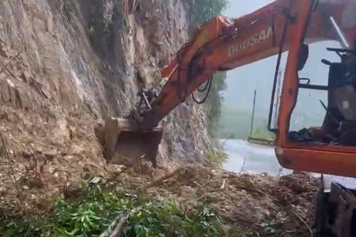 Sạt lở đoạn đường qua đèo La Ngà ở Đà Nẵng