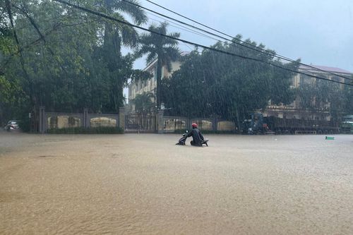 Mưa lớn ở Hà Tĩnh khiến học sinh phải tạm dừng việc học