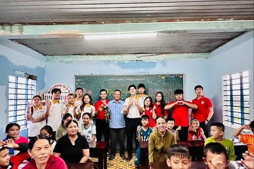 Mang thư viện sách đến với lớp học làng chài xứ Huế