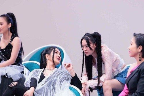 Ngồi vắt chân thiếu tinh tế, chị đẹp Hồng Nhung nhận ý kiến trái chiều