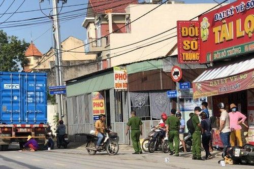 TPHCM: Nữ giáo viên tử vong dưới gầm xe container, chồng khóc ngất bên cạnh