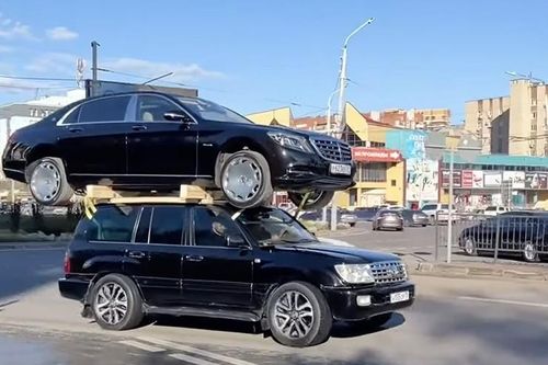 Toyota Land Cruiser 'cõng' Maybach S-Class đi bát phố