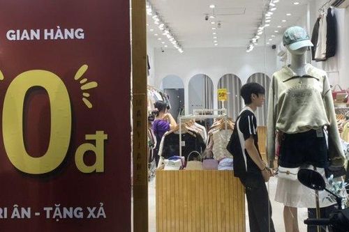 Sa đà vào những cuộc 'săn sale', chị em chi cả tháng lương để 'rước rác' về nhà