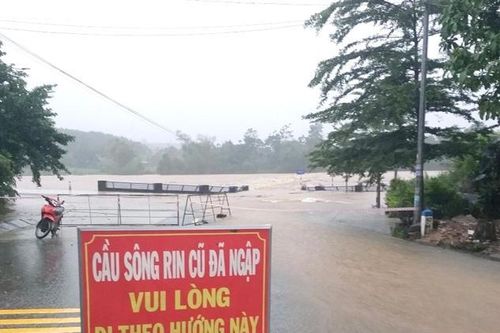 Hàng loạt quốc lộ ở Quảng Nam, Quảng Ngãi ngập sâu do mưa lớn