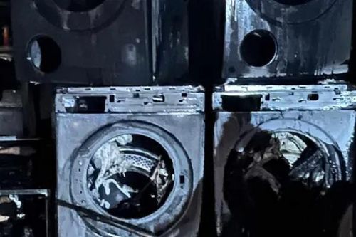 Ngọn lửa bùng cháy lúc nửa đêm, 3 ki ốt ở Hà Nội bị thiêu rụi