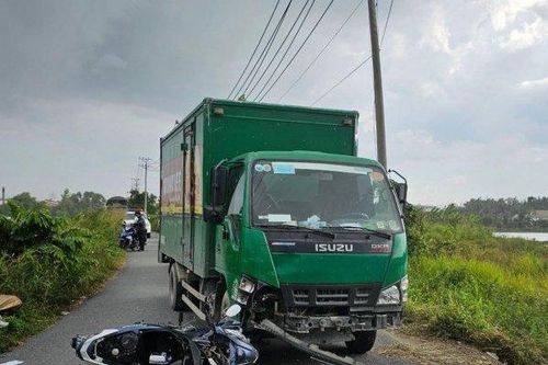 Va chạm với ô tô tải đồng nghiệp cầm lái, tài xế xe máy tử vong