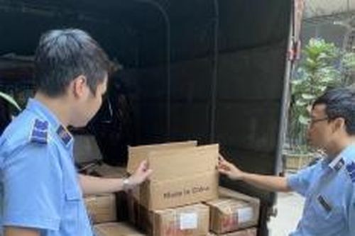 Hà Nội: Tạm giữ số lượng lớn sản phẩm nước sốt bò cay nhập lậu