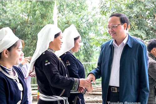 Các đồng chí lãnh đạo tỉnh chung vui Ngày hội Đại đoàn kết toàn dân tộc