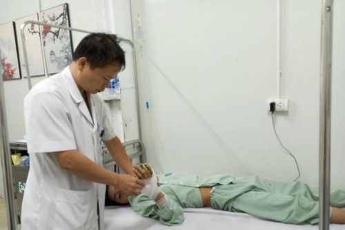 Học theo trên mạng chế pháo, bé trai 14 tuổi bị nổ dập nát tay