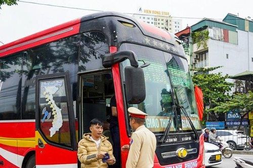 Hà Nội: Triệt để xử lý đón khách sai quy định trên đường Giải Phóng