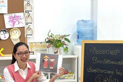Giờ học đặc biệt: Phụ huynh lần đầu được trải nghiệm làm cô giáo