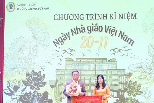 Đà Nẵng: Trường ĐH Sư phạm nhận cờ đơn vị dẫn đầu phong trào thi đua