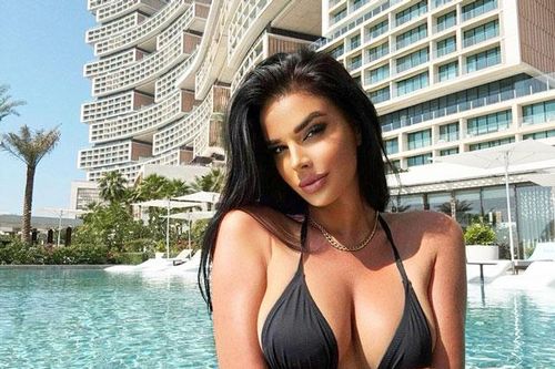 Nữ CĐV cuồng Arsenal 'đãi mắt' fan bằng màn khoe body nóng bỏng bên bể bơi