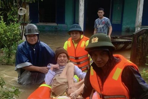 Công an xã dầm mình trong mưa lũ, cứu nhiều người dân thoát nạn