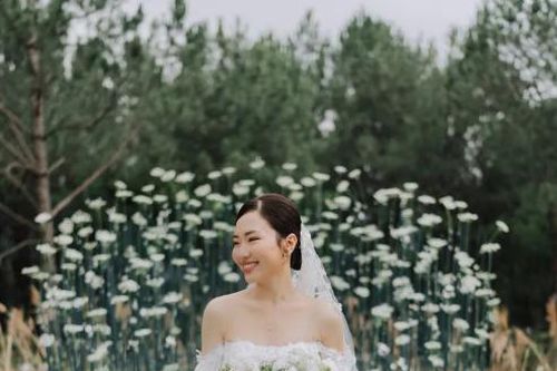 Có gì đặc biệt ở đám cưới của cặp đôi Việt Nam trên đồng hoa Đà Lạt được báo nước ngoài đăng tải