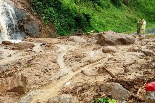 Quảng Ngãi: Quốc lộ 24 đoạn qua huyện Ba Tơ bị sạt lở, nứt toác