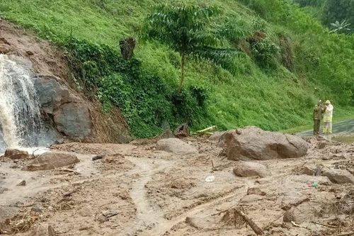 Kon Tum: Sạt lở trên đường Trường Sơn Đông, phương tiện không thể lưu thông