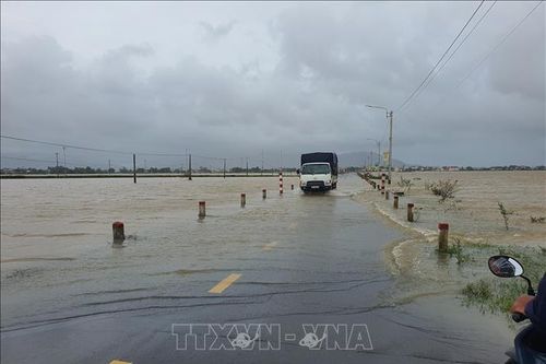 Bình Định: Mưa lũ gây ngập lụt, chia cắt giao thông, học sinh phải nghỉ học